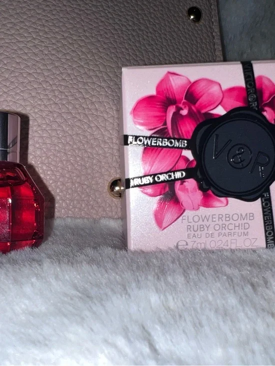 Chloe bag with Chloe mini parfum and mini flowerbomb ruby orchid - Picture 3 of 4